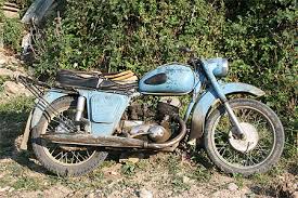 une vieille moto